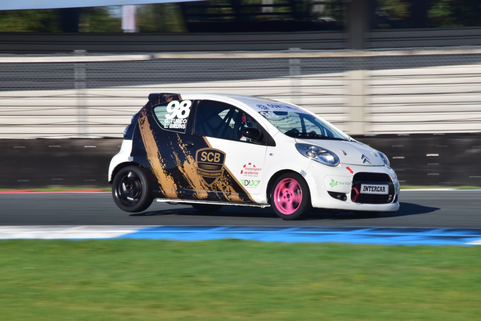 Unser Citroën C1 im schwarz-goldenen SCB-Design auf der Rennstrecke
