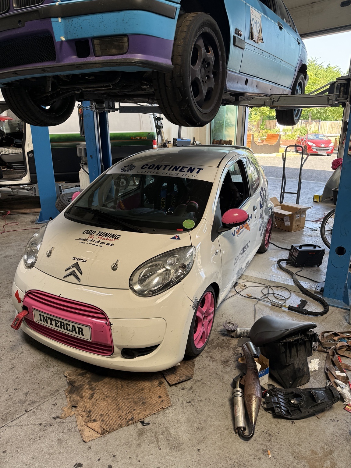 Unser Citroën C1 in der Werkstatt unter einer Hebebühne